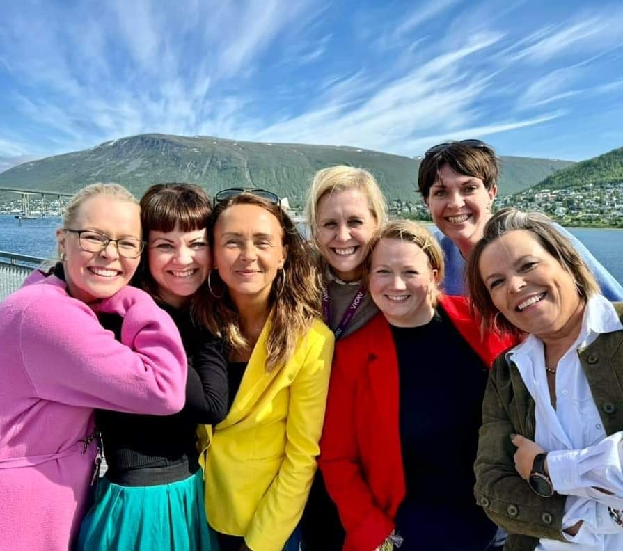 7 damer i fargerike klær